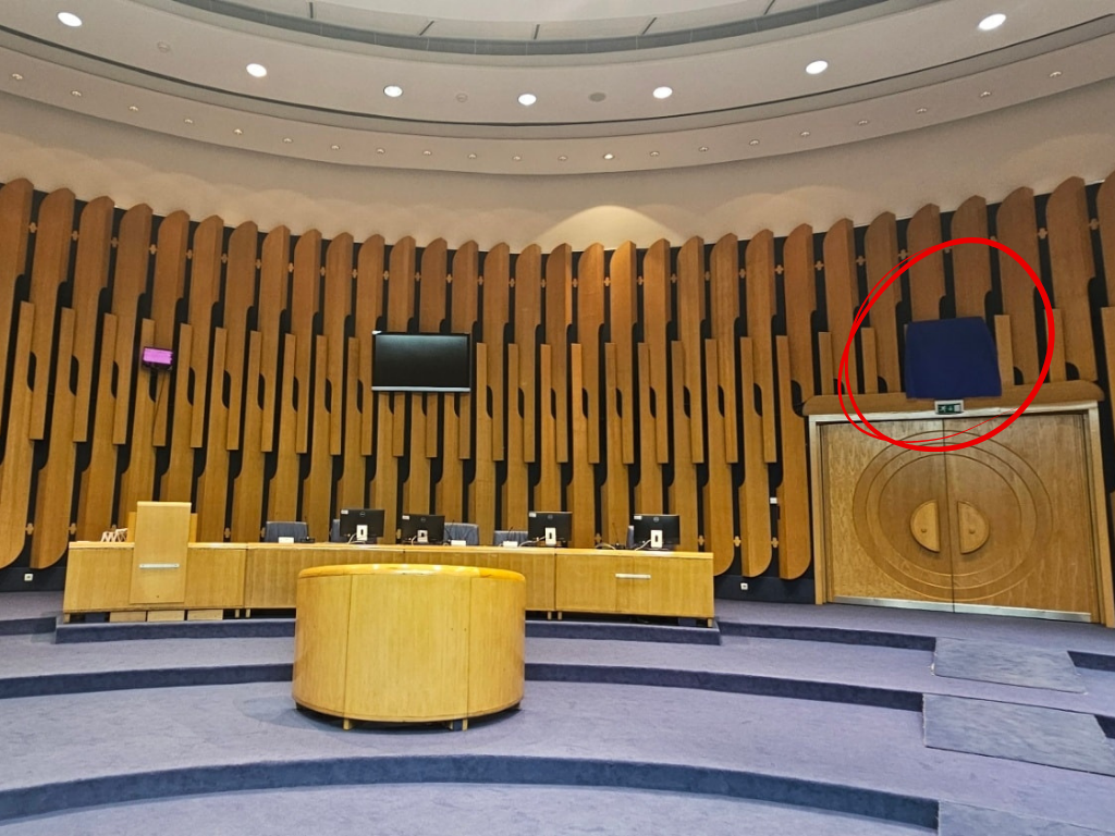 Skandal u Parlamentu: Ko je prekrio grb i iznio zastave BiH!?
