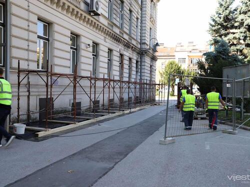 Skela na zgradi Općine Centar i Vlade KS, kreću radovi