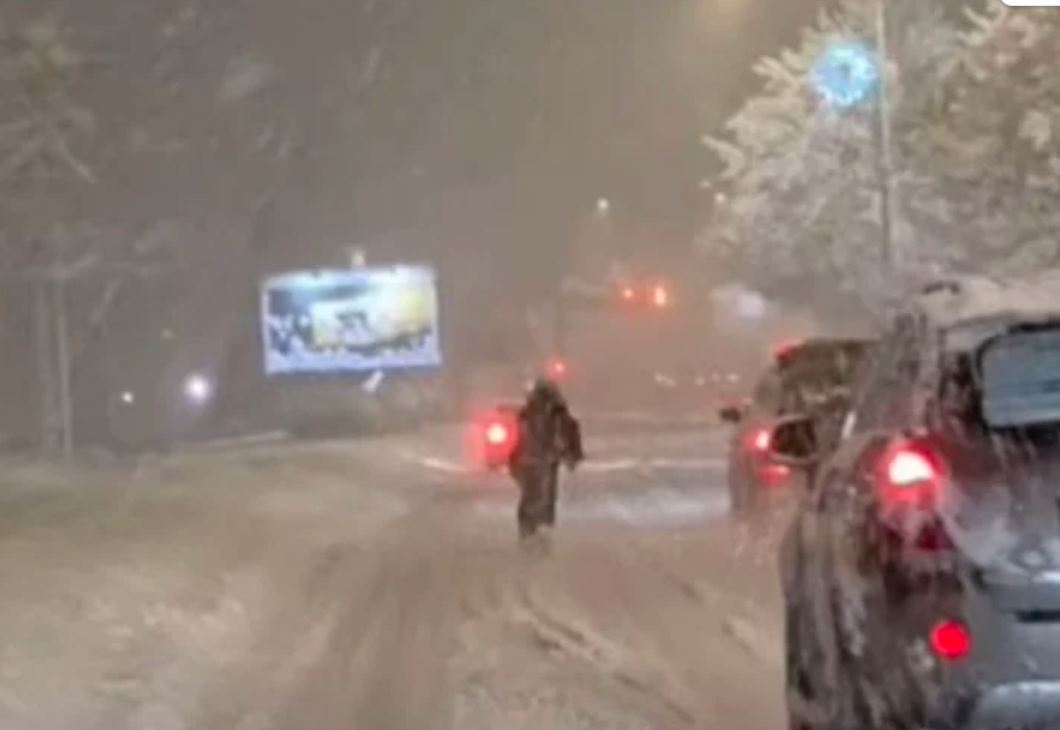 Skijanje po cesti u Sarajevu: Mladić se javio i objasnio svoj potez