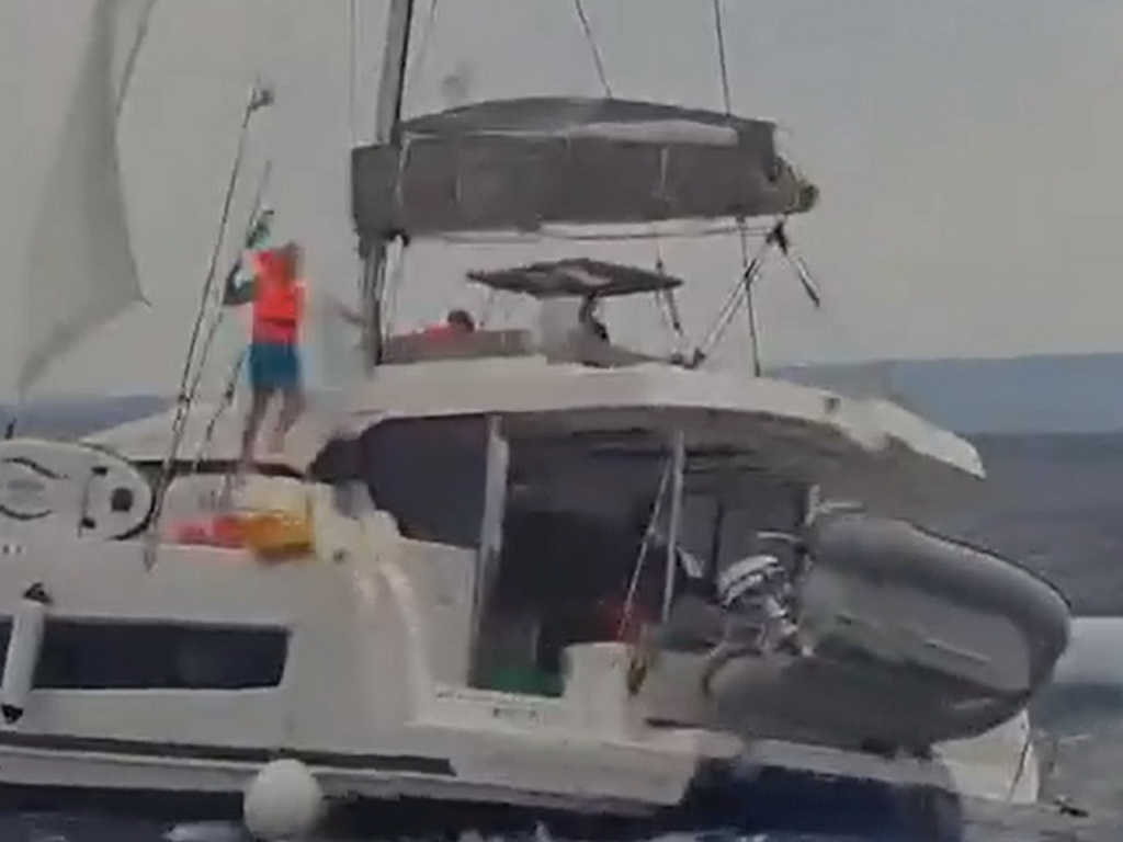 Skiper pao u more kod Šolte, traže ga brodovi, avion i helikopter
