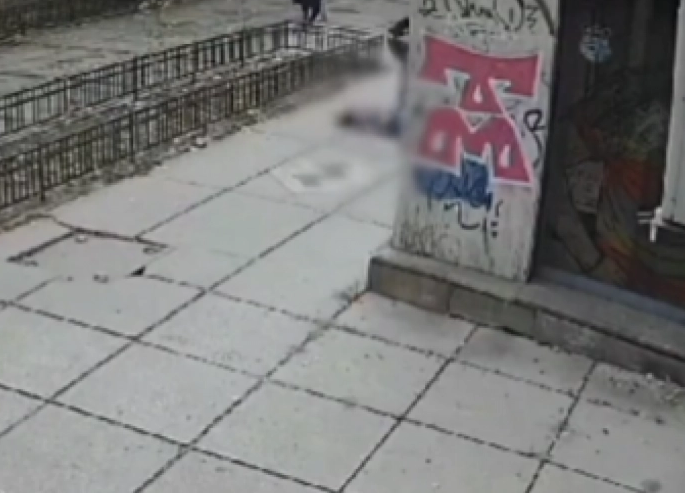 Skočila sa petog sprata i ubila prolaznicu na koju je pala