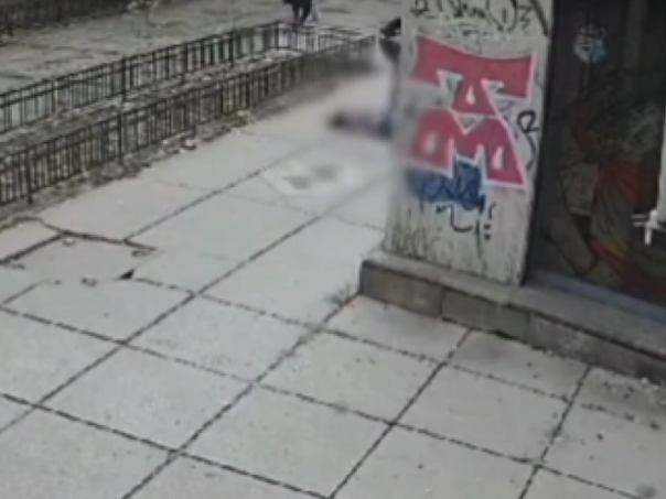 Skočila sa petog sprata i ubila prolaznicu na koju je pala