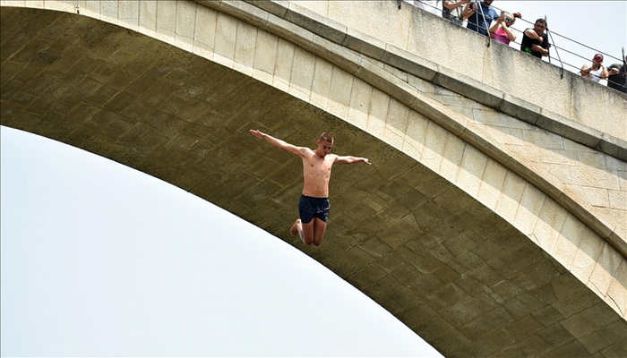 Skok bez aplauza: Mostarci obilježili godišnjicu genocida