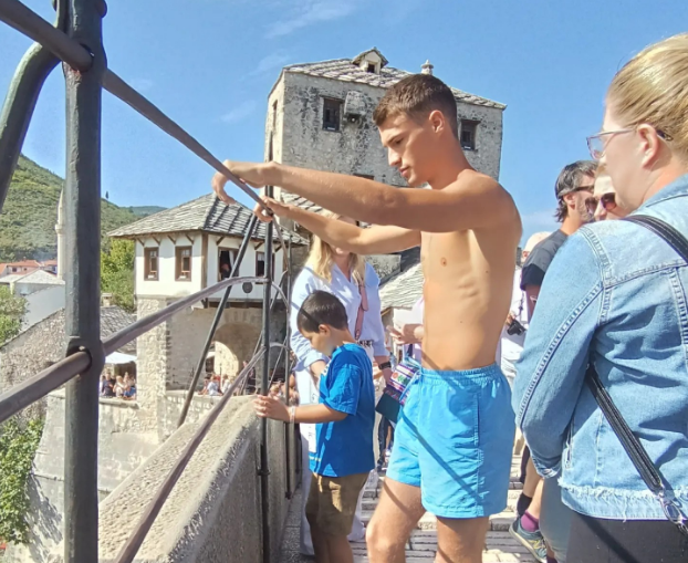 Skok bez aplauza sa Starog mosta za borbu protiv nasilja nad ženama