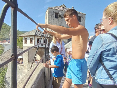 Skok bez aplauza sa Starog mosta za borbu protiv nasilja nad ženama