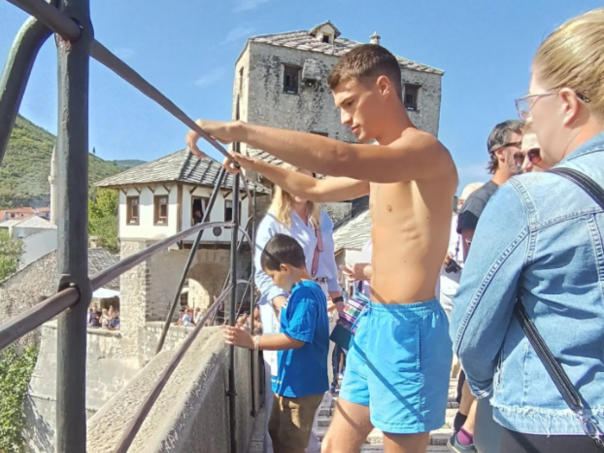 Skok bez aplauza sa Starog mosta za borbu protiv nasilja nad ženama