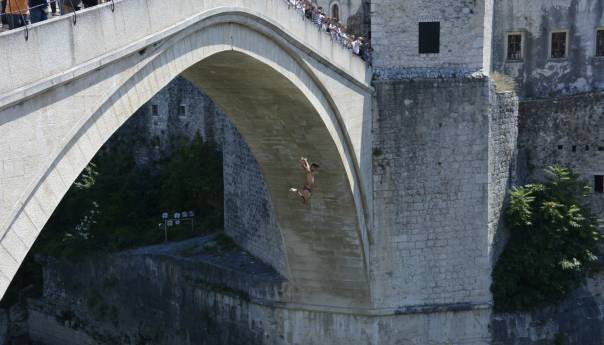 Skok bez aplauza u znak sjećanja na žrtve genocida