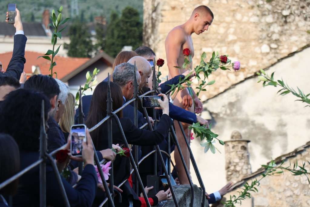 Skok sa Starog mosta uoči konferencije “MOSTAR 2025: Dijalog za budućnost”