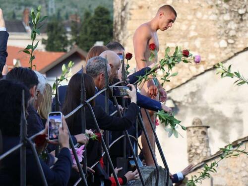 Skok sa Starog mosta uoči konferencije “MOSTAR 2025: Dijalog za budućnost”