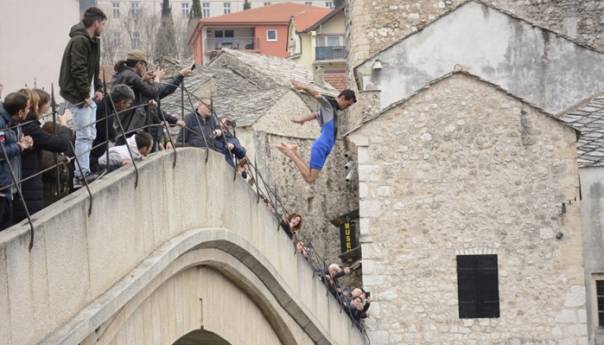 Skok u Neretvu i velika bh. zastava na Starom mostu