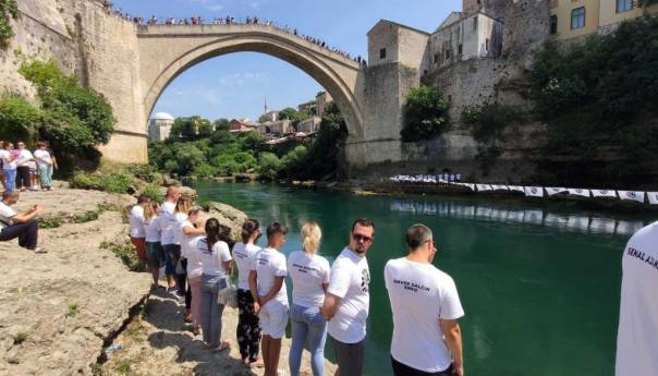 Skokom bez aplauza obilježena godišnjica genocida u Srebrenici