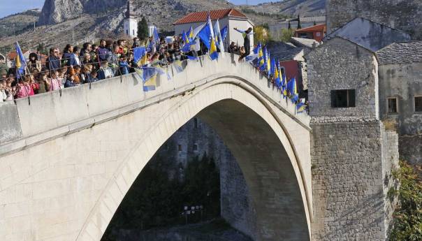 Skokom bez aplauza obilježena godišnjica rušenja Starog mosta