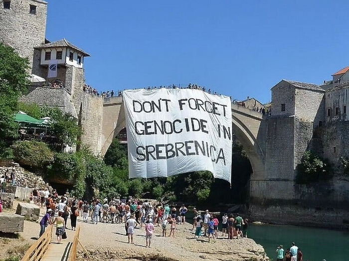 Skokom bez aplauza sa Starog mosta odana počast žrtvama u Srebrenici