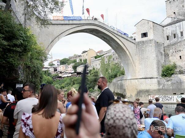 Skokovi sa Starog mosta: Mostar preplavili turisti