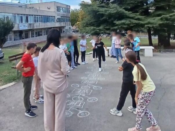 Škola u BiH zabranila mobitele, šminkanje, lakirane nokte, farbanje kose...