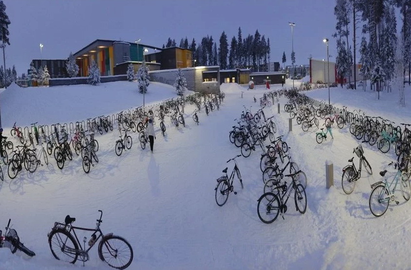 Školarci u Finskoj do škole idu biciklima na temperaturi od minus 17
