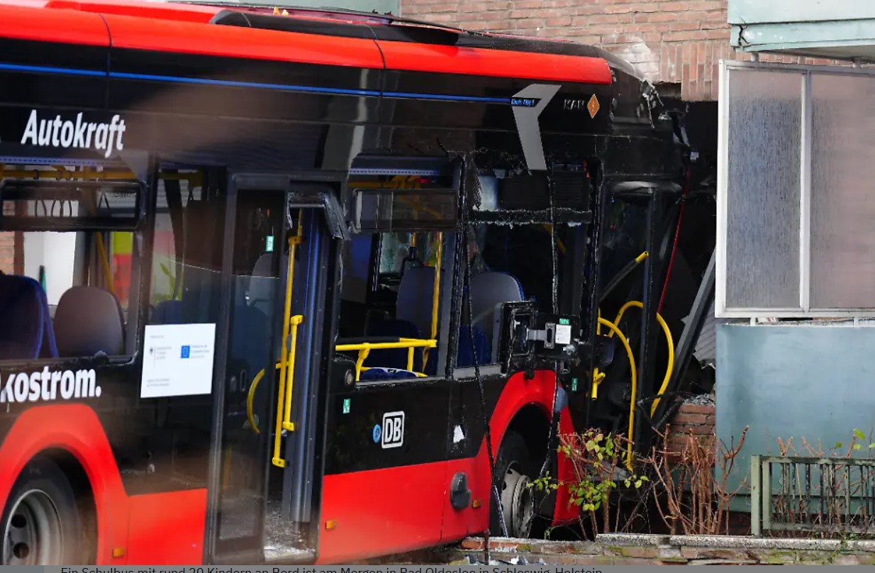 Školski autobus s 20 djece udario u zid kuće, vozač ostao zarobljen