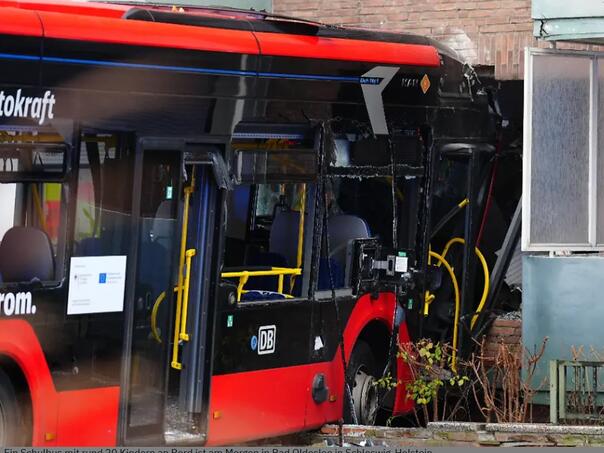 Školski autobus s 20 djece udario u zid kuće, vozač ostao zarobljen