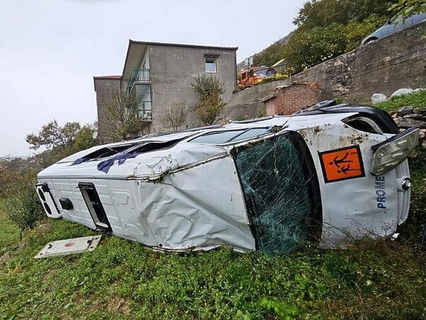 Školski kombi sletio s ceste kod Splita, nema teže povrijeđenih
