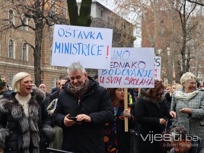 Skroman broj okupljenih, glasni zahtjevi: "Konkursi moraju pasti!"