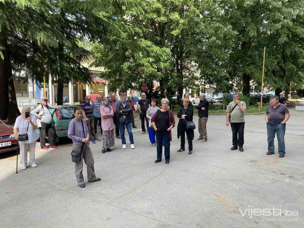Skroman prvomajski protest: Ispred spaljene zgrade Vlade TK tek 20-ak bivših radnika