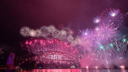 Skromnim proslavama završena 2020. godina, svijet se nada boljoj 2021.