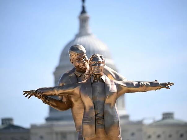 Kontroverzna skulptura Trumpa i Epsteina osvanula blizu Kapitola