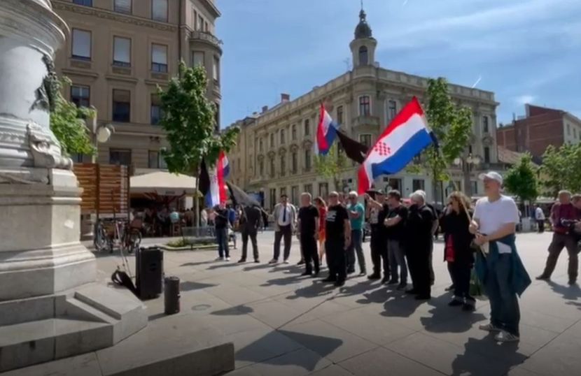Skup hrvatskih desničara ispred pravoslavne crkve u Zagrebu, mašu crnim zastavama