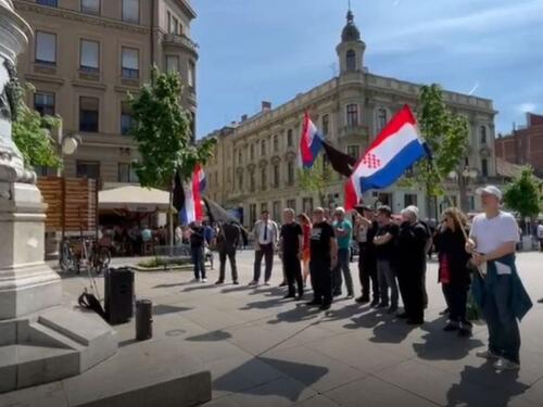Skup hrvatskih desničara ispred pravoslavne crkve u Zagrebu, mašu crnim zastavama