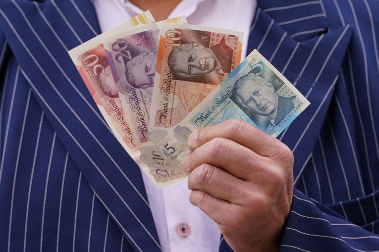 Skup novčanica britanskih funti prodan za više od milion dolara
