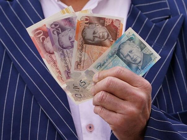 Skup novčanica britanskih funti prodan za više od milion dolara