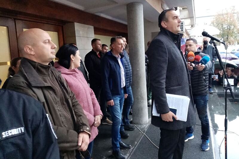 Skup podrške Pavloviću u Prijedoru: Ostavka ne!