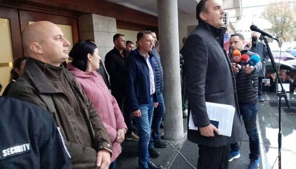 Skup podrške Pavloviću u Prijedoru: Ostavka ne!