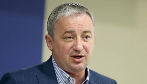 Skup u Banja Luci režira SNSD da gurne narod u zaštitu Dodikovog bogatstva