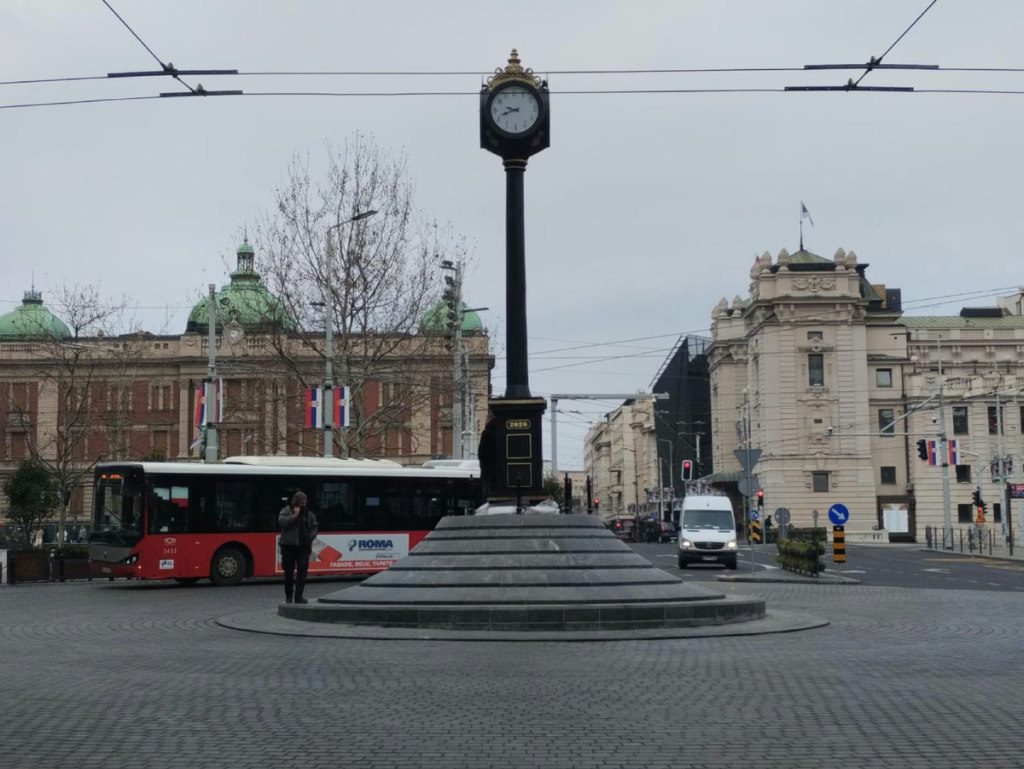Skupi ulični sat u centru Beograda se odmah pokvario