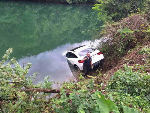 Skupocjeni mercedes sletio u Vrbas, izvlačili ga vatrogasci