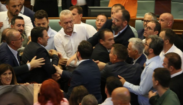 Skupština Kosova nastavila rad i pored još jednog fizičkog obračuna poslanika