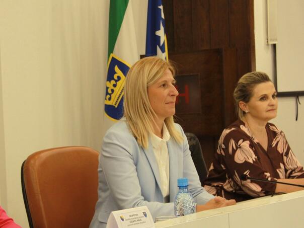 Skupština smijenila premijerku Amru Mehmedić i Vladu ZDK