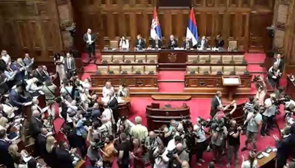 Skupština Srbije nije prihvatila zahtjev protestanata za smjenu ministra policije