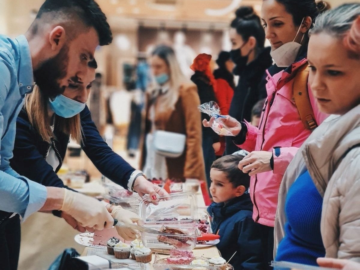 Slatki bazar u SCC-u: Humanitarna akcija prikupljanja pomoći za projekat "Obrok za sve"