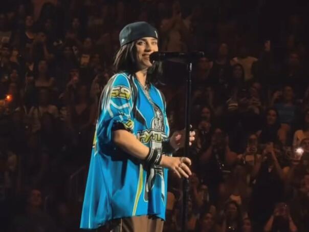 Slavna pjevačica pala na koncertu: Simpatizer je neočekivano povukao za ruku