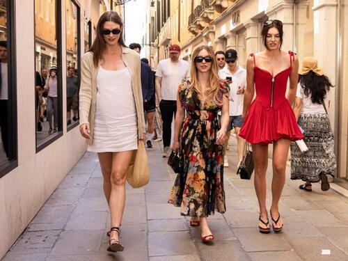 Slavne dame u svojim najljepšim haljinama napuštaju Veneciju