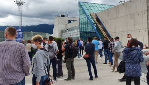Sletio prvi avion s bh. građanima iz Istanbula: Suze radosnice na dočeku
