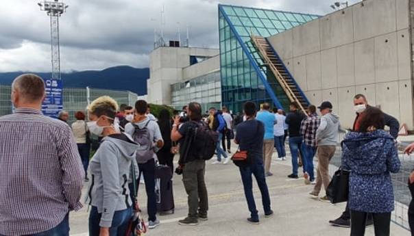 Sletio prvi avion s bh. građanima iz Istanbula: Suze radosnice na dočeku