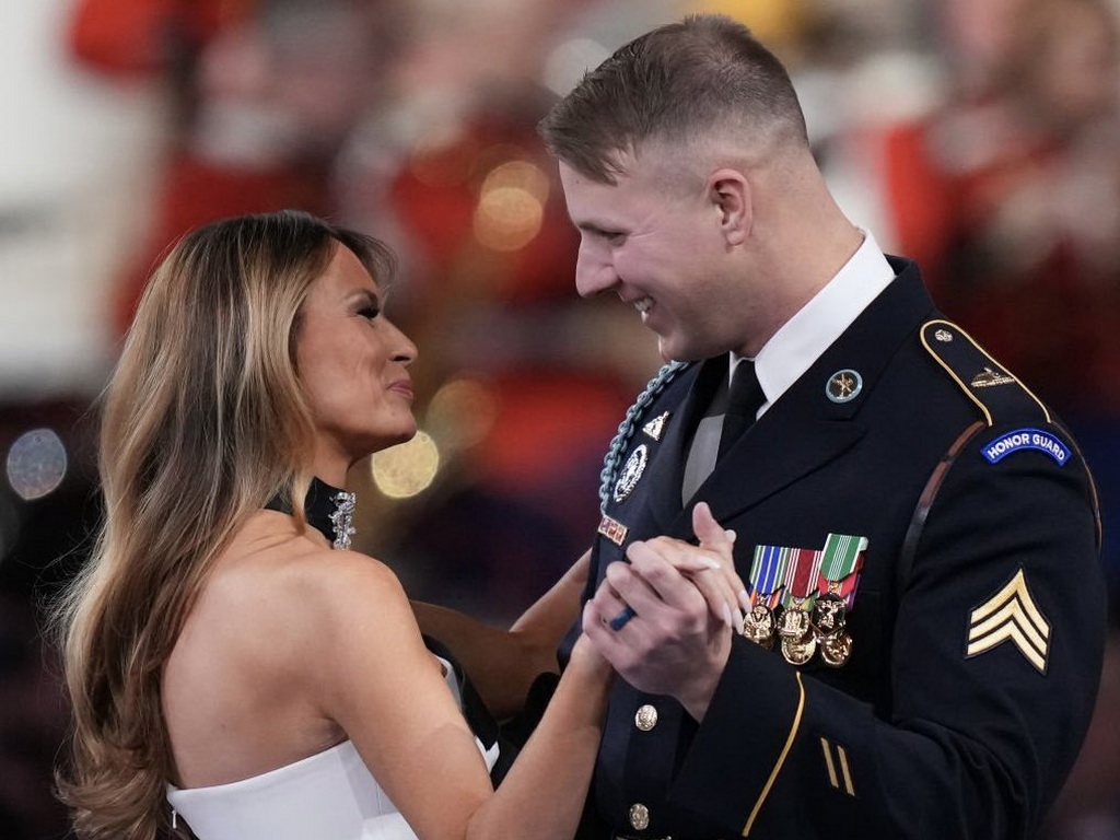 Slika Melanije i zgodnog vojnika postala senzacija: 'Gleda ga kao zaljubljena klinka'