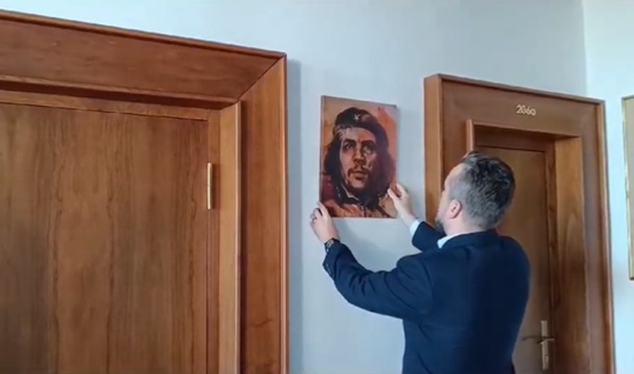 Slovački političar izbacio iz kabineta zastavu EU i postavio portret Che Guevare