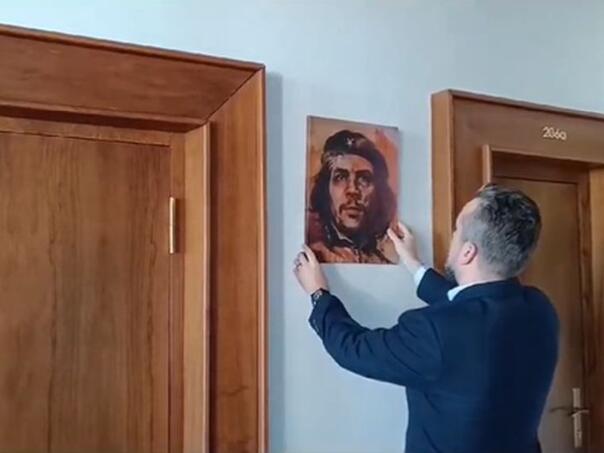 Slovački političar izbacio iz kabineta zastavu EU i postavio portret Che Guevare