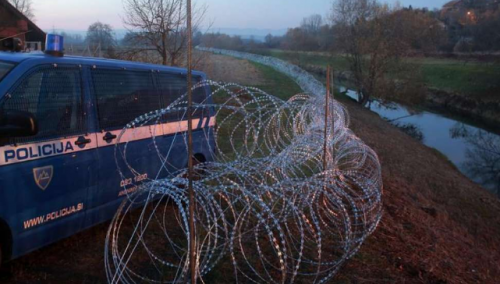 Slovenija simbolički odstranila prve metre žičane ograde na granici s Hrvatskom