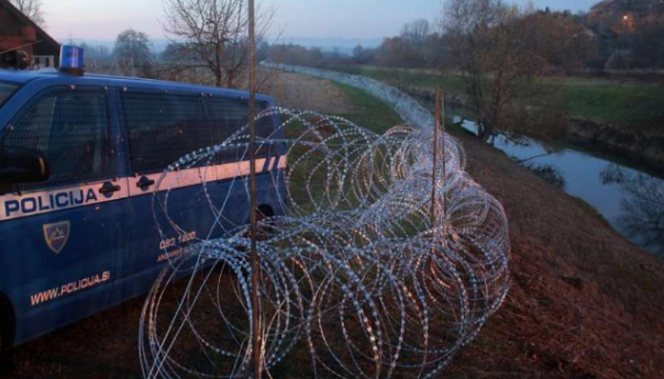 Slovenija simbolički odstranila prve metre žičane ograde na granici s Hrvatskom