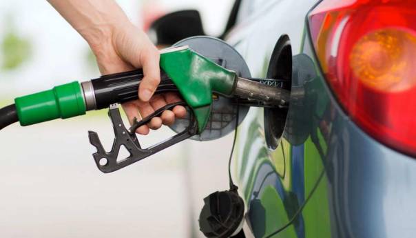 Slovenija zabranila točenje goriva vozačima koji nemaju covid-potvrdu